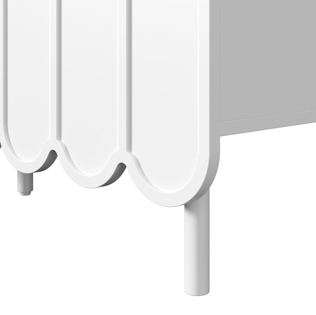 Madia bianca in MDF con ante ondulate; ripiani regolabili e apertura a pressione; 120 x 35 x 80 cm