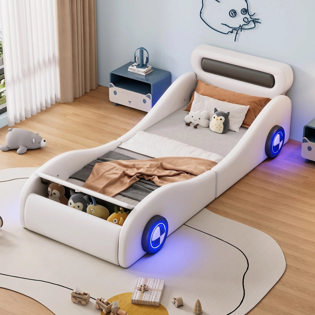 Letto singolo imbottito a forma di auto 90x200 cm con ruote luminose e vano portaoggetti bianco HOMVRA