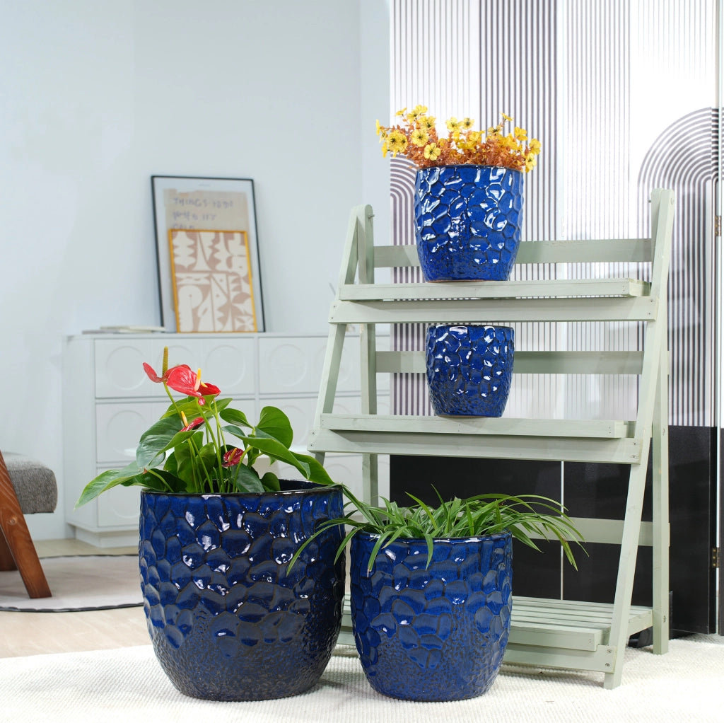 Vaso in ceramica artigianale Ø38 cm blu profondo lucido con rilievo martellato, traspirante e resistente al gelo con foro di drenaggio per piante da interno ed esterno