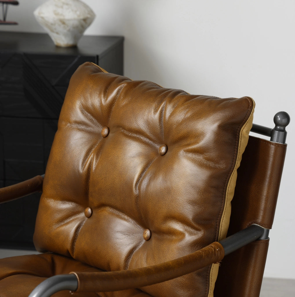 Poltrona in Pelle Stile Mid Century con Struttura in Metallo Nero per Soggiorno e Camera