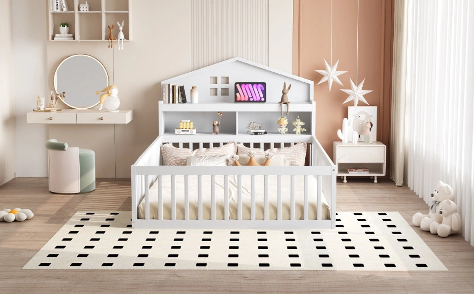 Letto per bambini 140x200 in legno massiccio con struttura a casetta, sponde protettive, ripiani e doghe, colore bianco