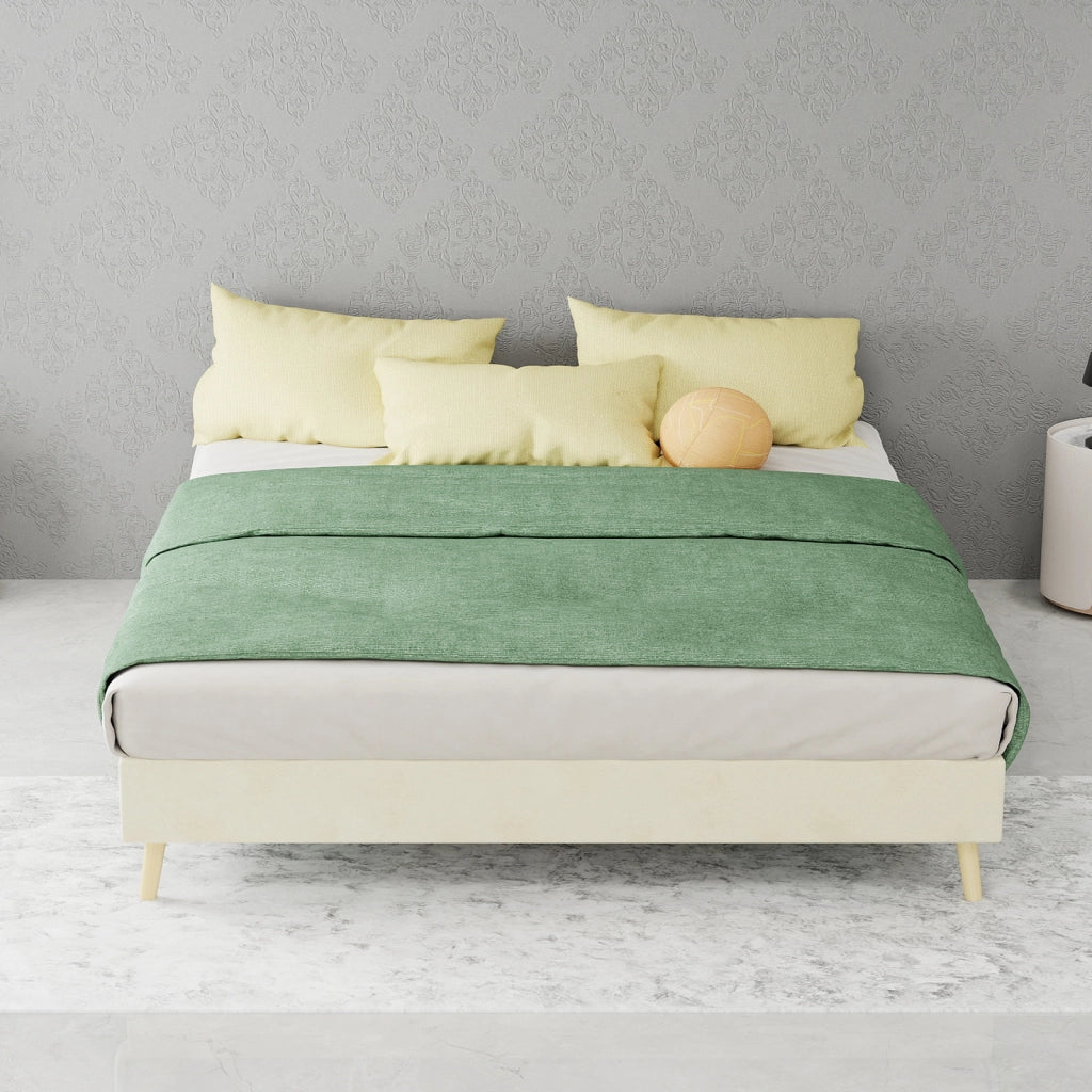 Letto matrimoniale 140x200 cm in tessuto beige con struttura in metallo; design moderno