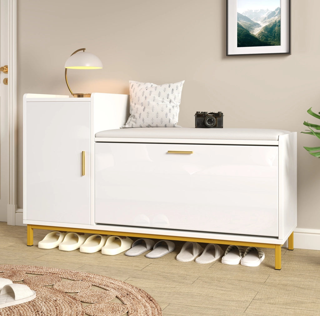 Scarpiera con panca 100x38x68 cm in pannelli truciolari bianco con dettagli oro, 2 ripiani, 1 armadietto, seduta imbottita e piedi in metallo