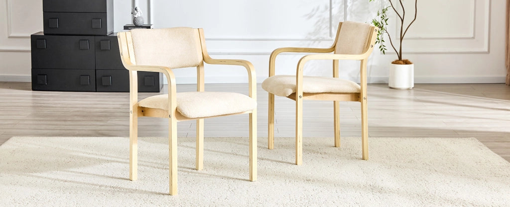 Sedia da pranzo ULEVR con braccioli in legno curvato e rivestimento teddy bianco, altezza 77 cm