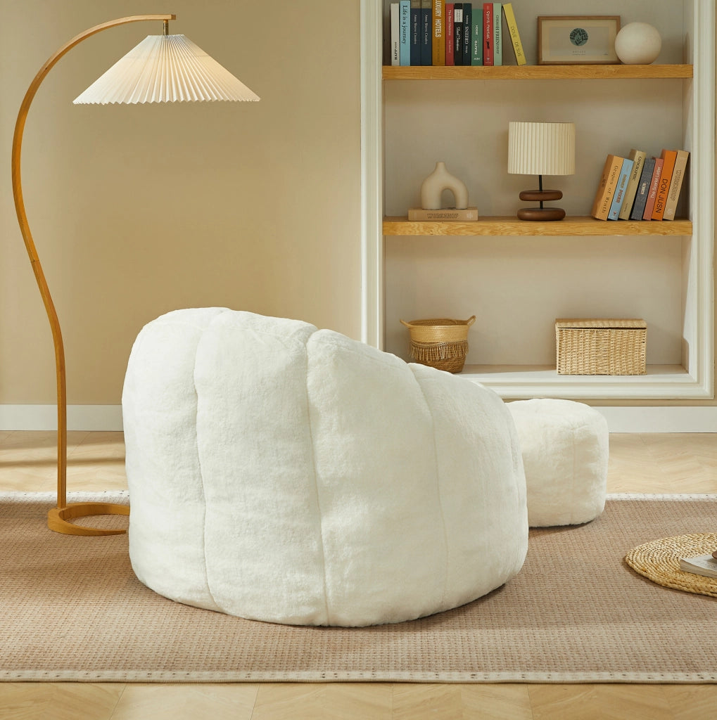 Poltrona a sacco ULEVR con poggiapiedi, design a fiore, rivestimento effetto pelliccia color bianco crema, 105x105x70 cm