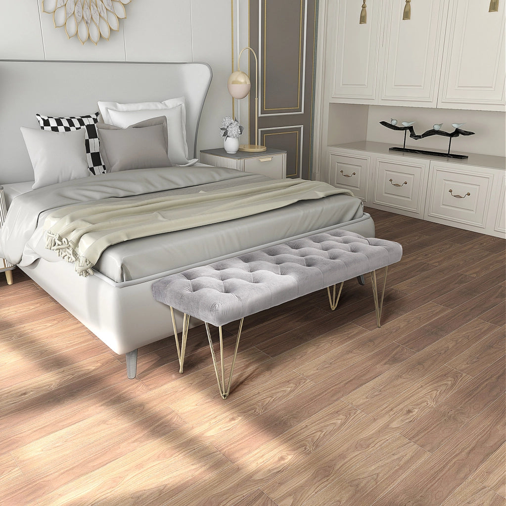 Panca imbottita in velluto grigio chiaro con struttura in ferro; 116 x 44;5 x 49 cm