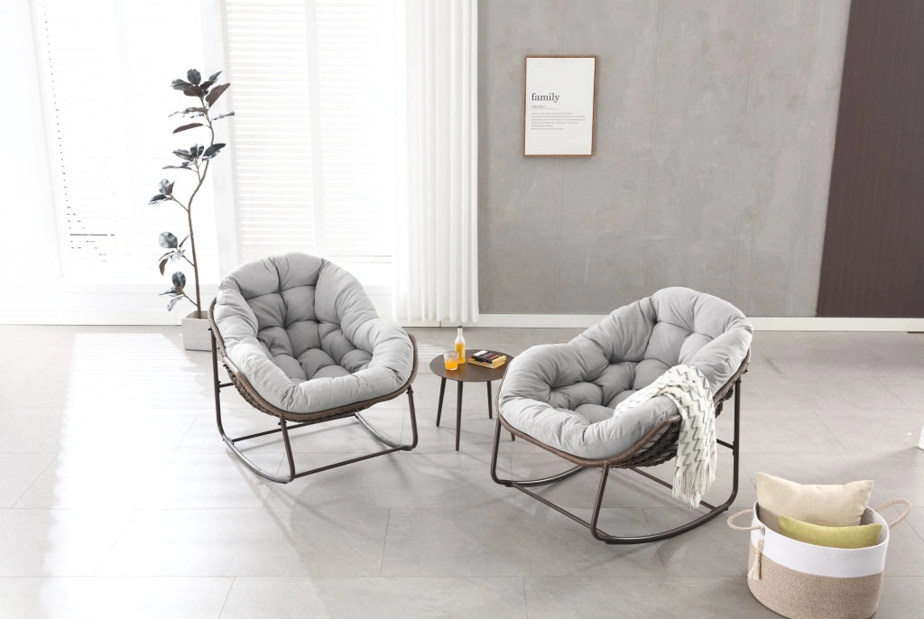 Poltrona a dondolo oversize in rattan sintetico grigio con cuscino spesso, per esterni e interni, 78x106x90 cm