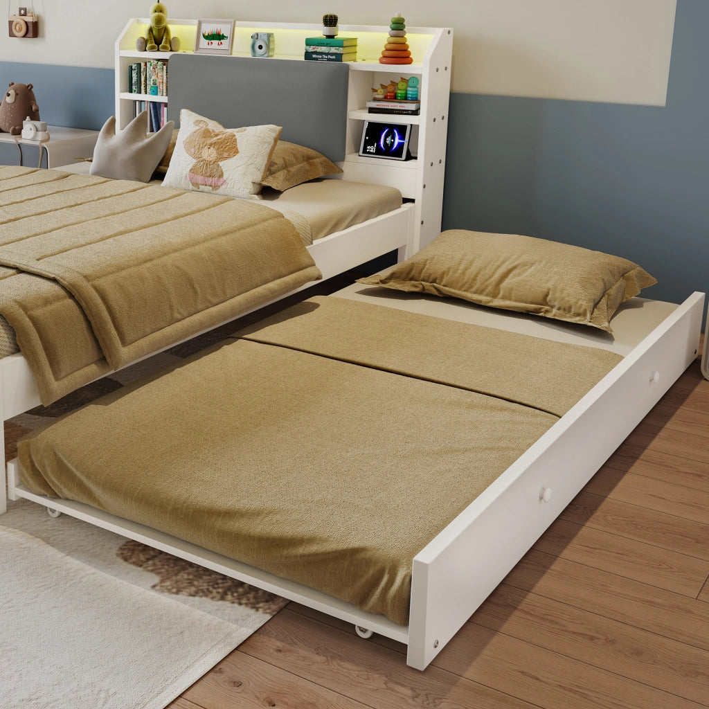 Letto in legno bianco 120x200 cm con estraibile; testiera imbottita; LED e ricarica per cameretta
