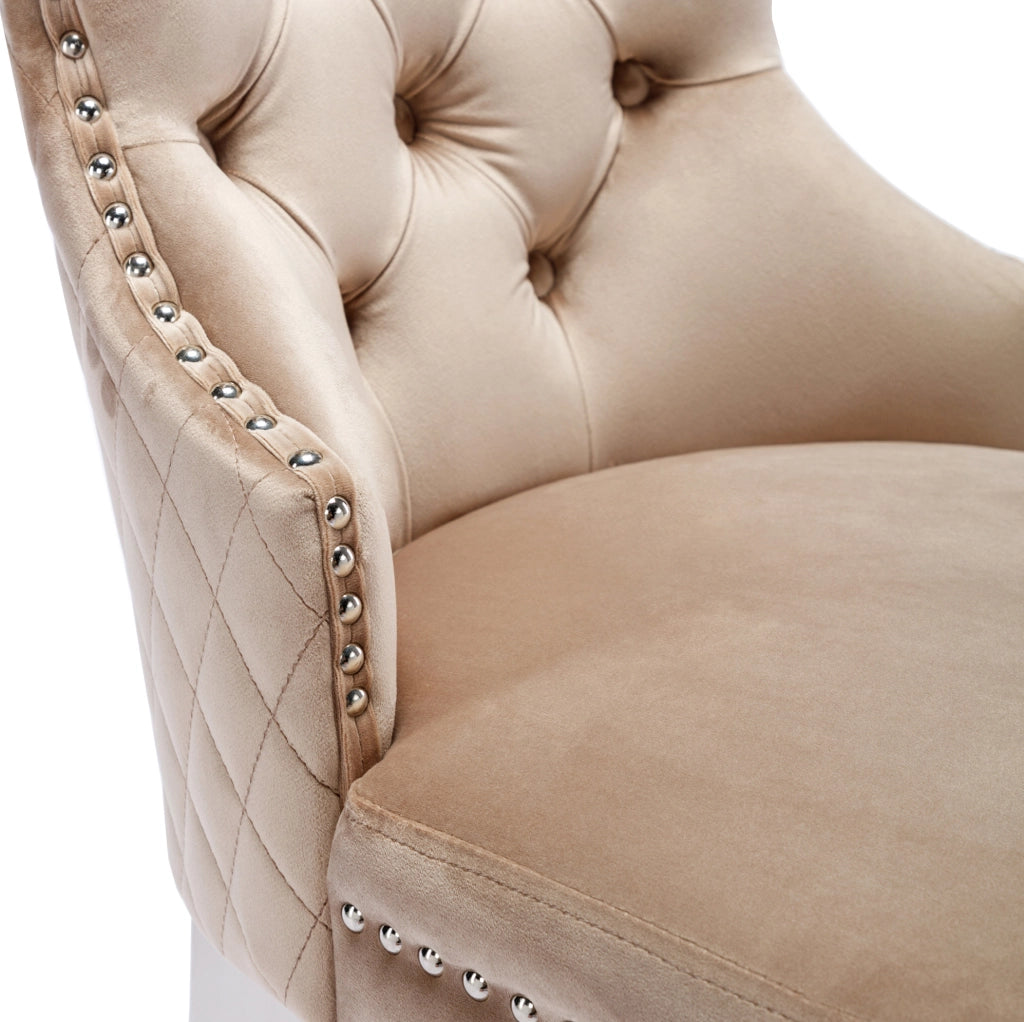 Sedia da pranzo beige in velluto, gambe in metallo e schienale curvo
