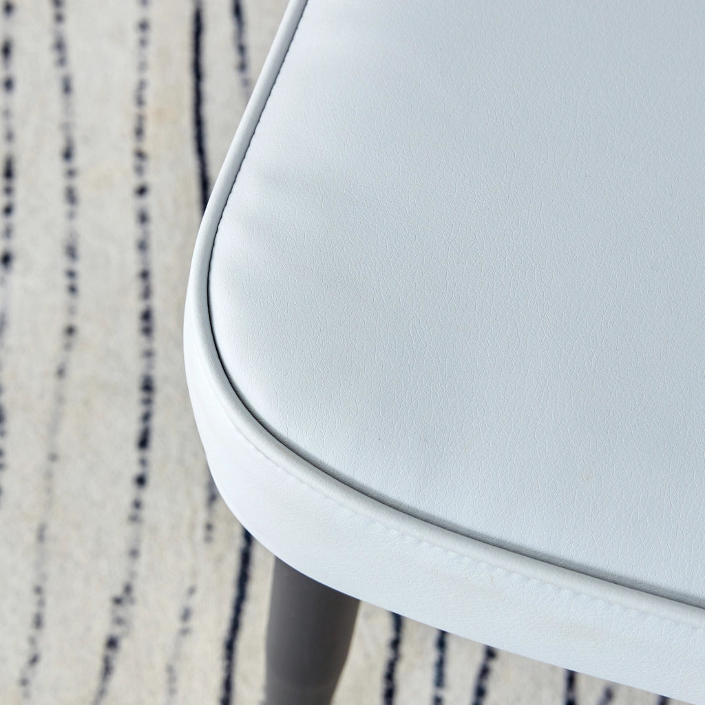 Set da pranzo moderno con tavolo rotondo nero effetto legno 100 cm e 4 sedie grigio chiaro in PU con gambe nere in metallo