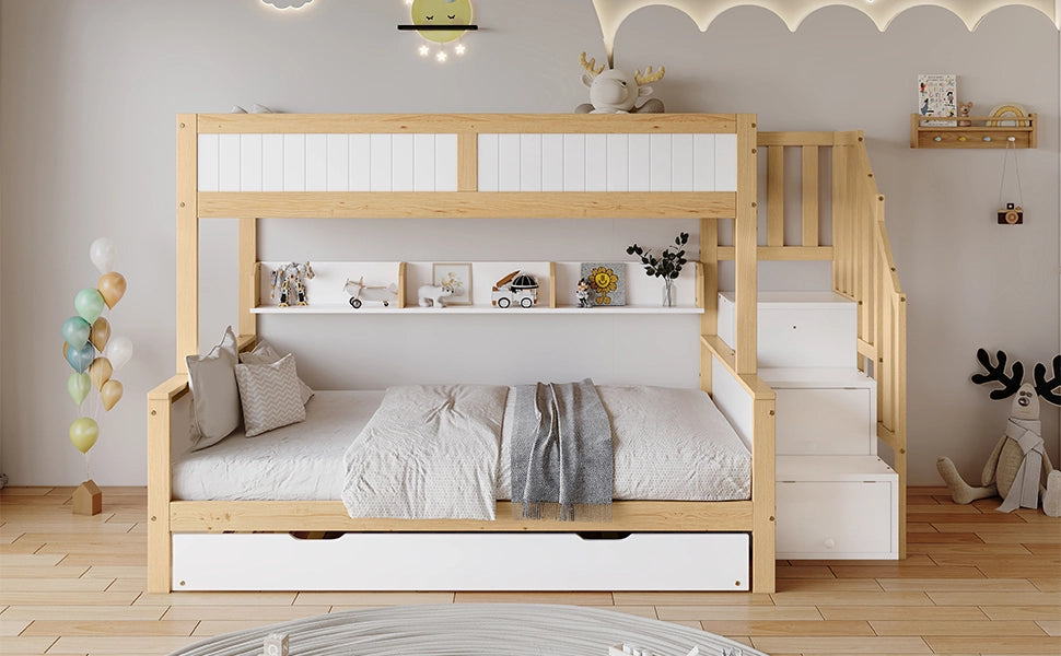 Letto a castello per bambini a tre posti in pino e MDF; con scala contenitore; armadio laterale; bianco e legno naturale