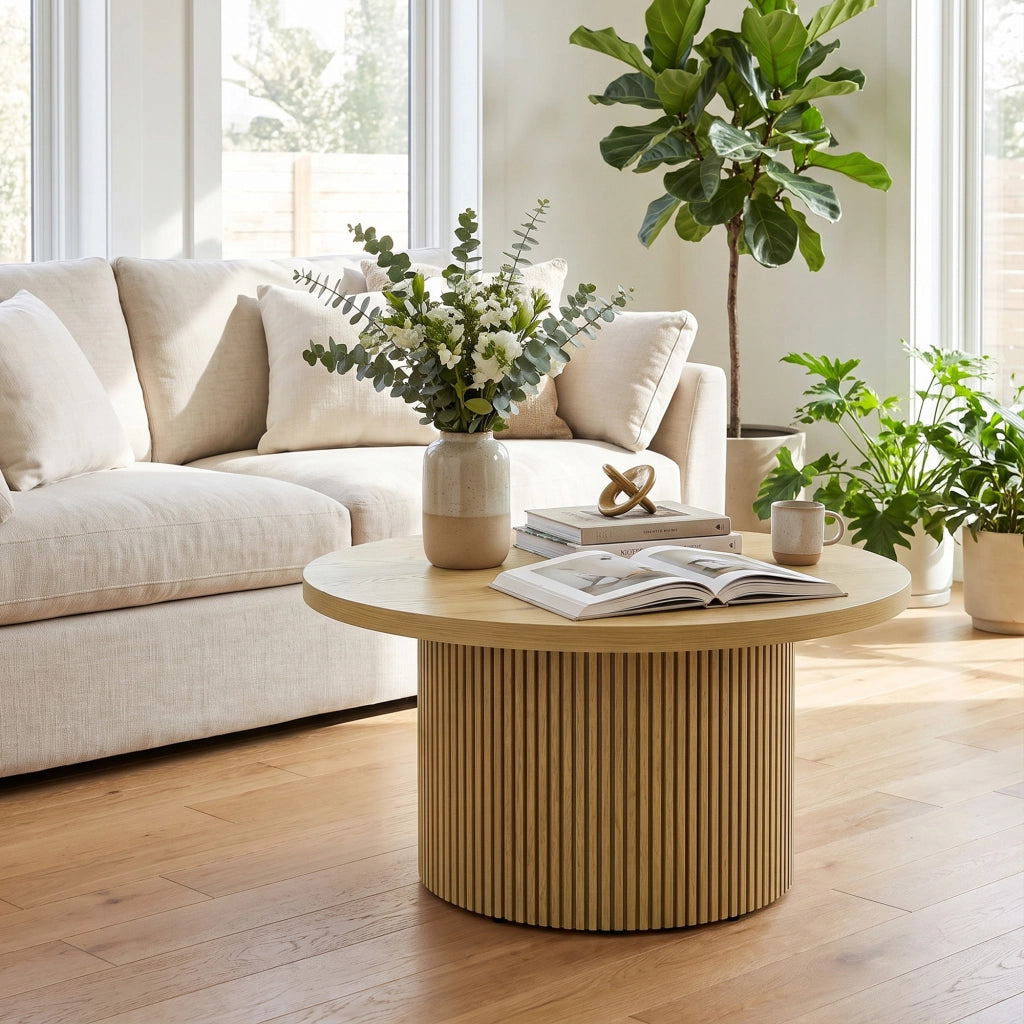 Tavolino da salotto rotondo effetto legno naturale con base scanalata, tavolo basso moderno e robusto per soggiorno
