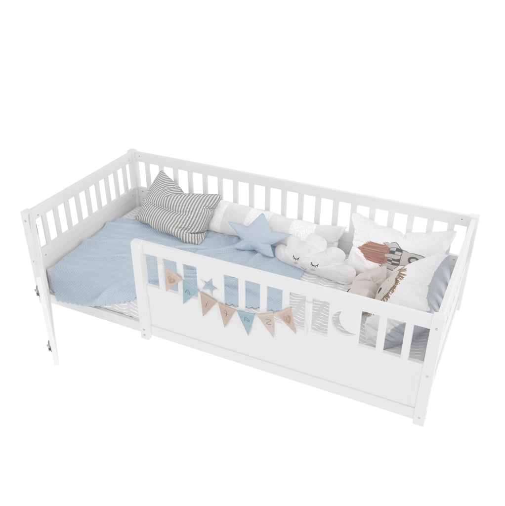 Letto per bambini 90x190 cm con spondine di sicurezza e chiusura; in pino e multistrato bianco