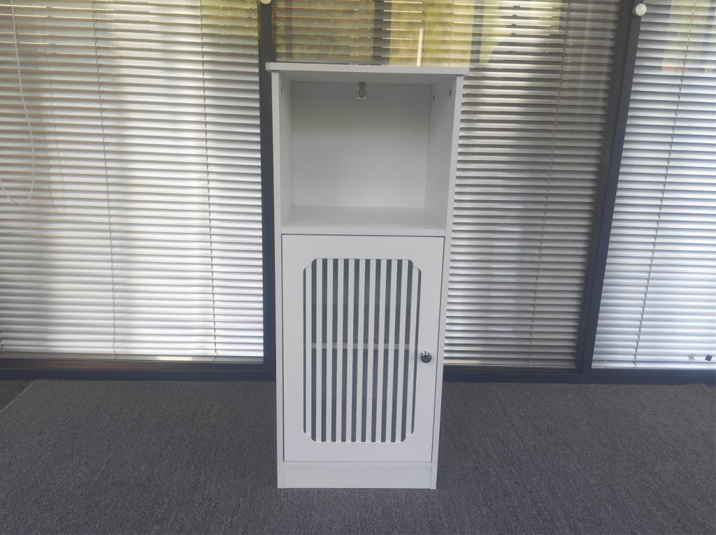Mobile bagno bianco con ante a persiana, più ripiani, struttura in MDF resistente all'umidità