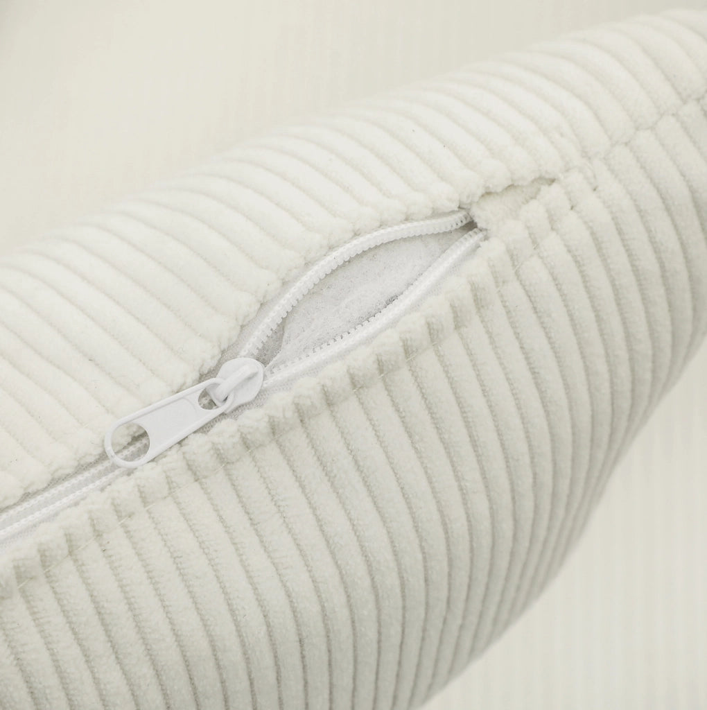 Poltrona imbottita crema con braccioli arrotondati e schienale a ali, gambe in legno, 69x69,5x78 cm, capacità 120 kg