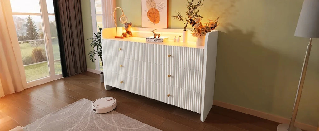 Sideboard bianco 120x40x75 cm con illuminazione LED e 6 cassetti, design moderno a scanalature ondulate per soggiorno e camera da letto