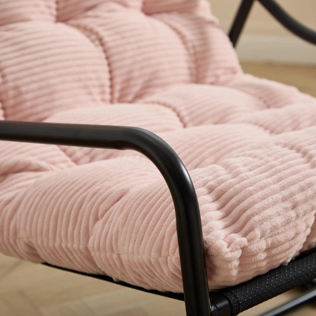 Sedia a dondolo da esterno, struttura nera con cuscino rosa spesso e morbido. Per soggiorno, camera da letto e sala lettura