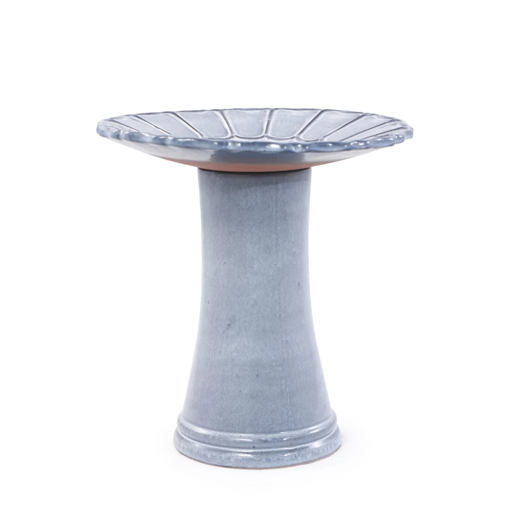 Handgefertigte Keramik Vogelbad Ø 43 cm - Glänzend Hellblaugrau mit Blütenrillen, wetterfest & frostsicher für Garten, Terrasse & Balkon