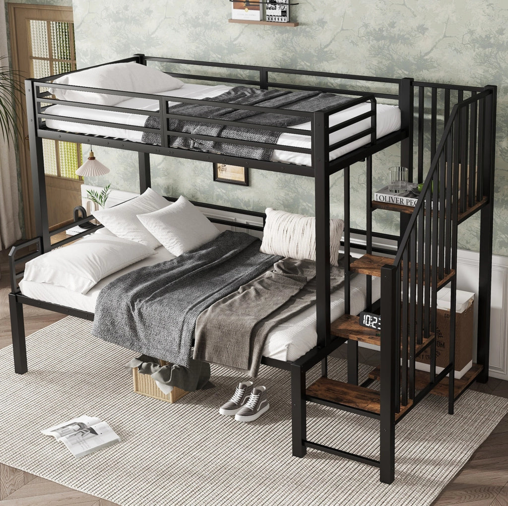 Letto a castello in metallo e MDF nero con scala angolare