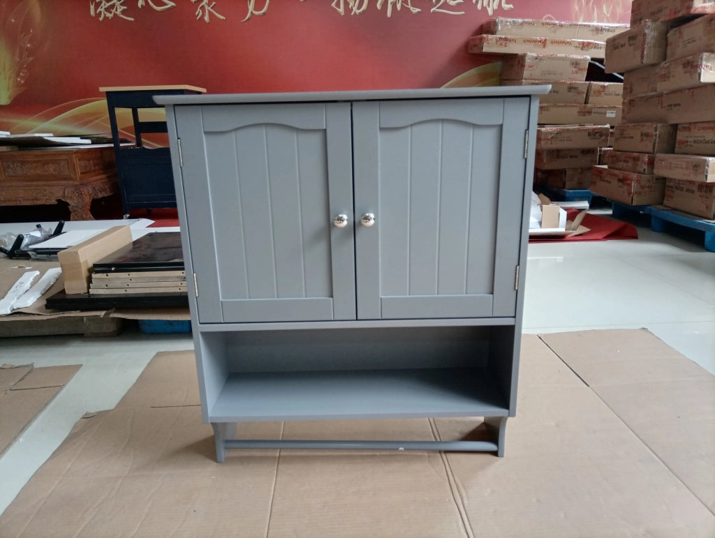 Mobiletto da bagno a muro in MDF grigio chiaro con 2 porte, ripiani aperti e porta asciugamani, 56,8x19x70 cm