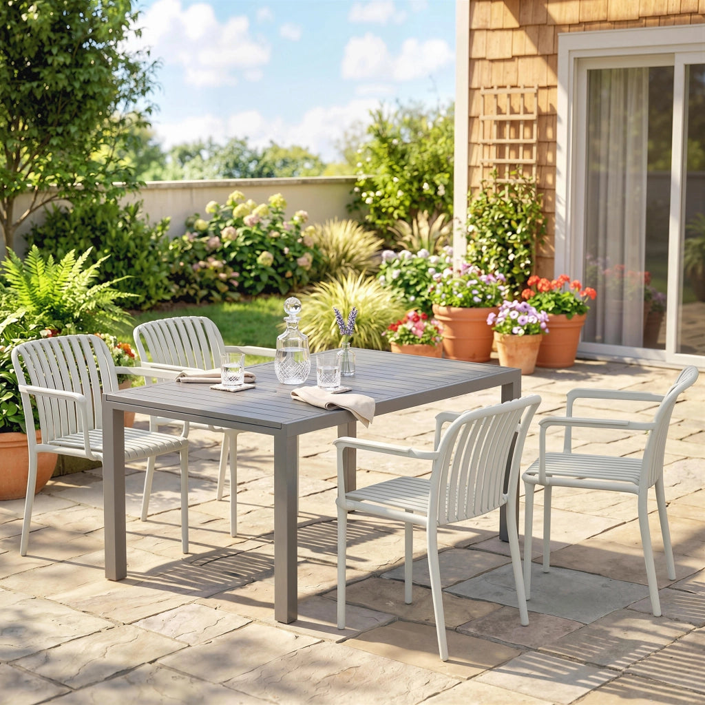 Set di 4 Sedie da Giardino Impilabili 58x57,5x79,5 cm con Braccioli Design a Doghe in Plastica Grigio