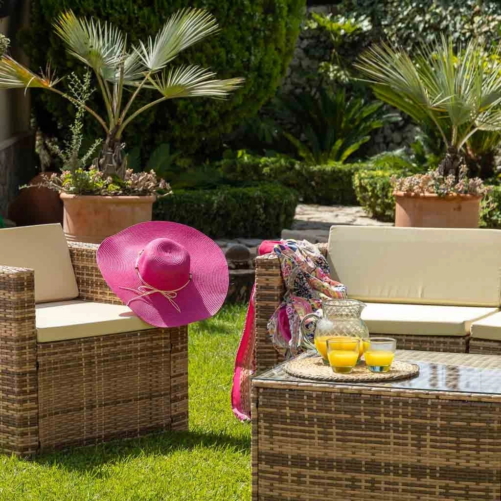 Cappello rosa a tesa larga con dettaglio 58