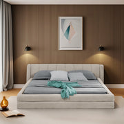 Letto matrimoniale 140×200 cm con struttura in eucalipto e ferro, rivestimento in tessuto chenille beige, schienale ergonomico, senza materasso