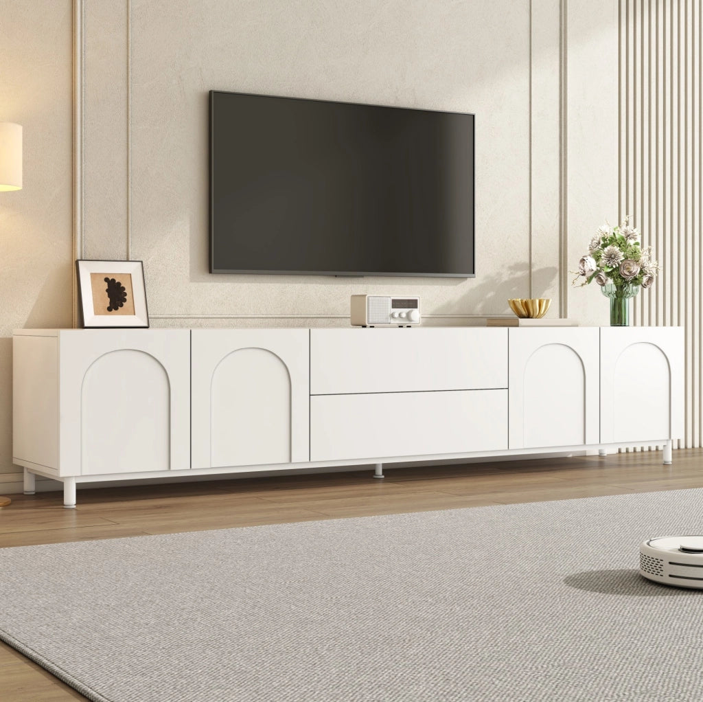 Mobile TV bianco con quattro ante arcuate, due cassetti e piedi in acciaio, 180x40x48 cm