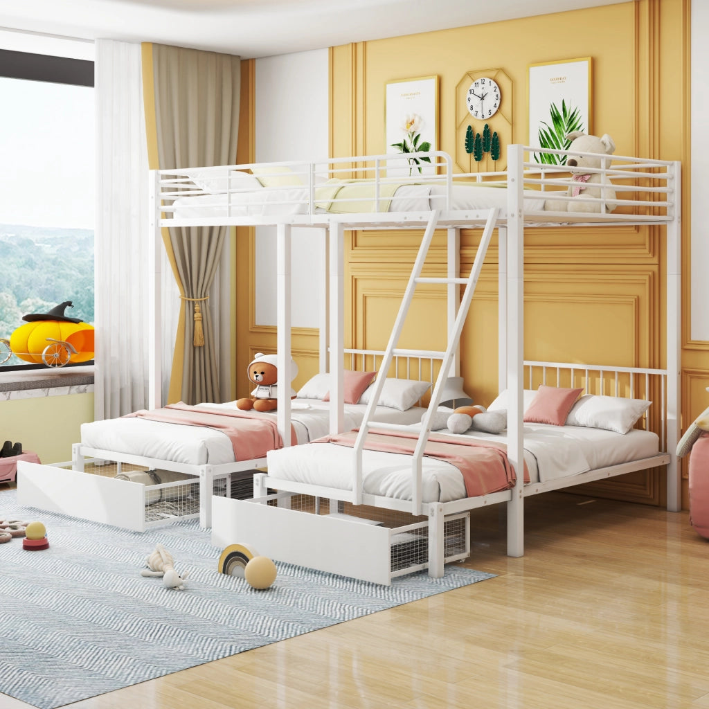 Letto a castello triplo in metallo bianco; 246 x 206 x 177;8 cm; letto matrimoniale 140 x 200 cm e due letti singoli 90 x 200 cm