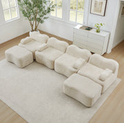 Divano modulare ULEVR a U 4 posti con 2 pouf, forma ondulata e rivestimento in velluto beige