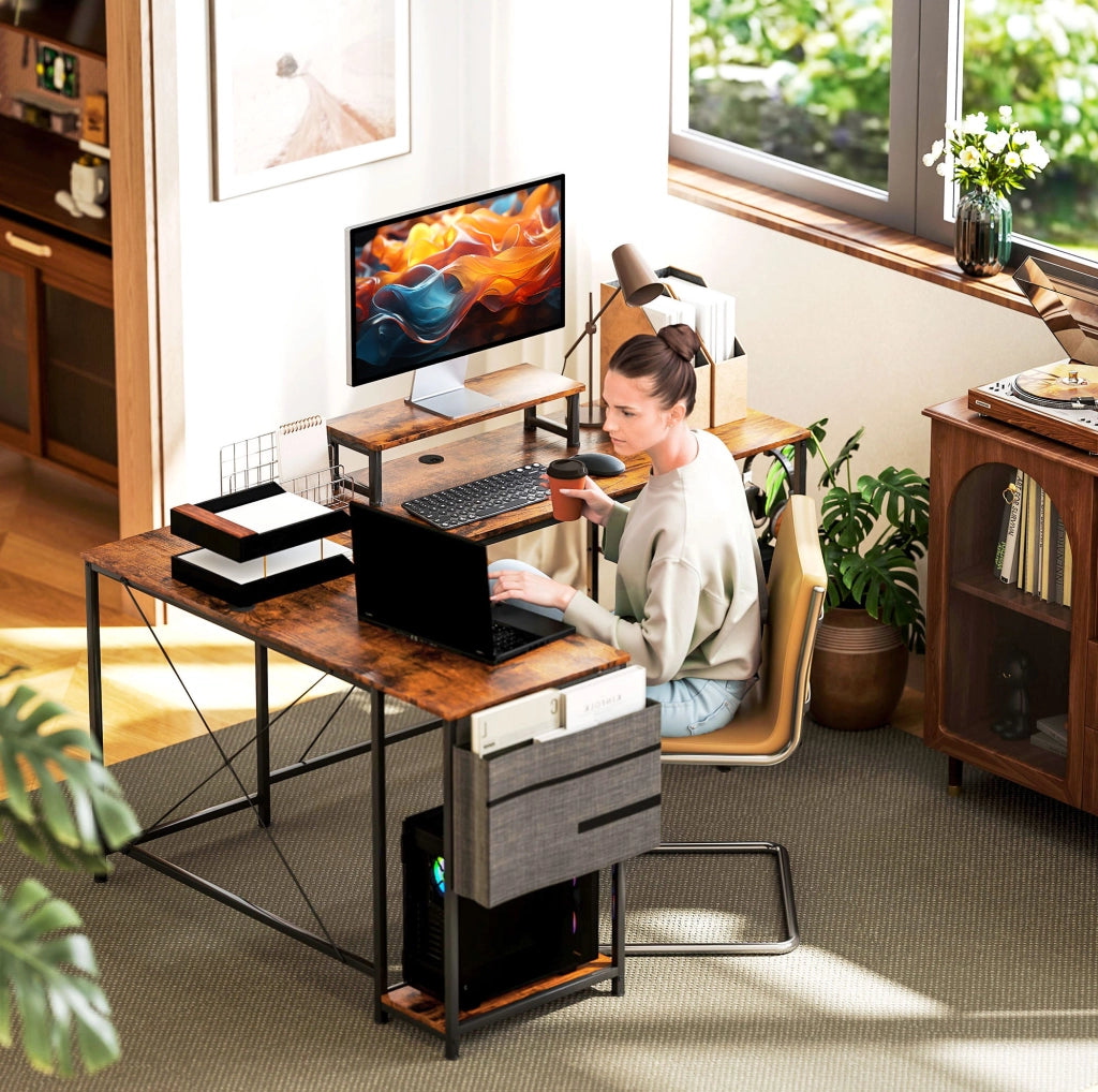 Scrivania angolare a L 168x120 cm con ripiani e portaoggetti, supporto monitor ergonomico, marrone rustico
