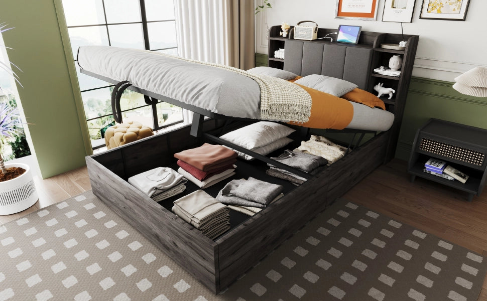 Letto contenitore 140 × 200 cm con testiera a ripiani MDF grigio prese USB e Type-C sollevamento idraulico