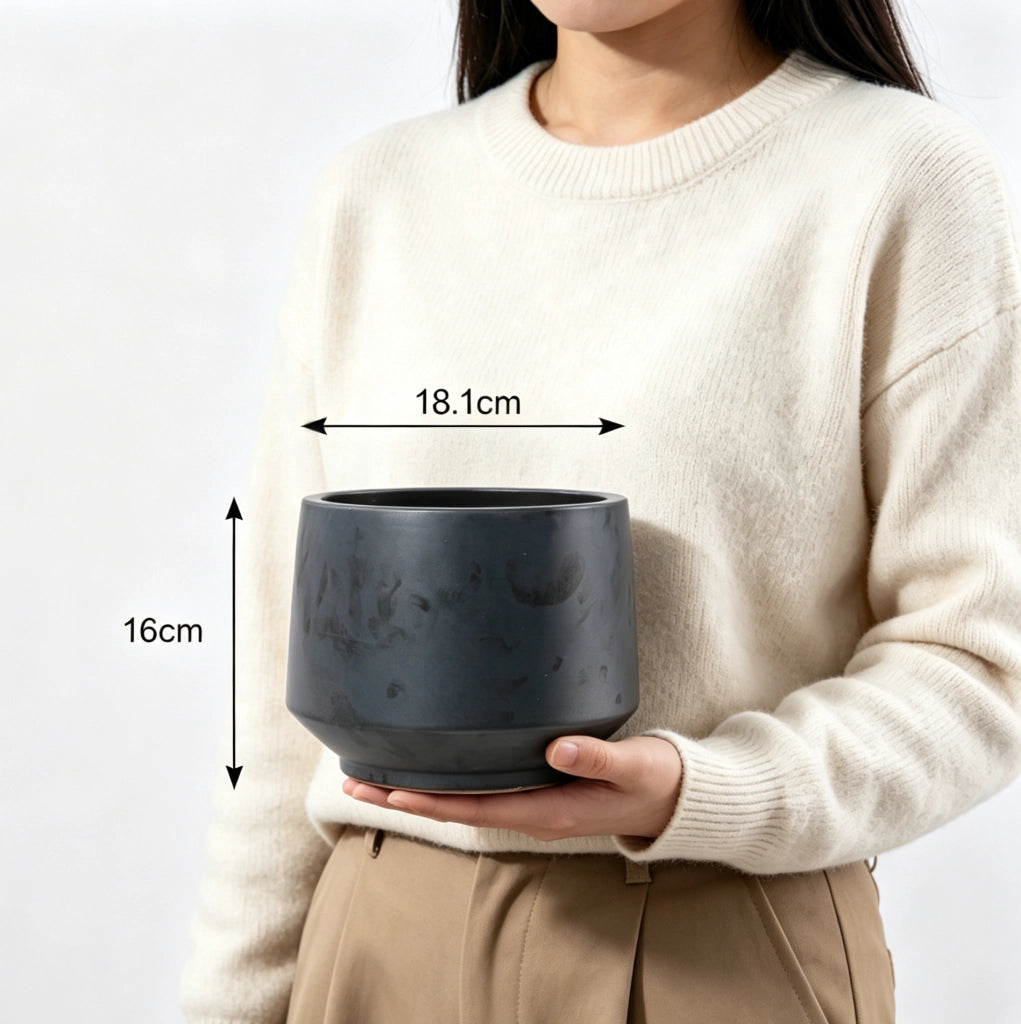 Vaso in ceramica artigianale opaco nero Ø 22 cm con fori di drenaggio, resistente al gelo, traspirante