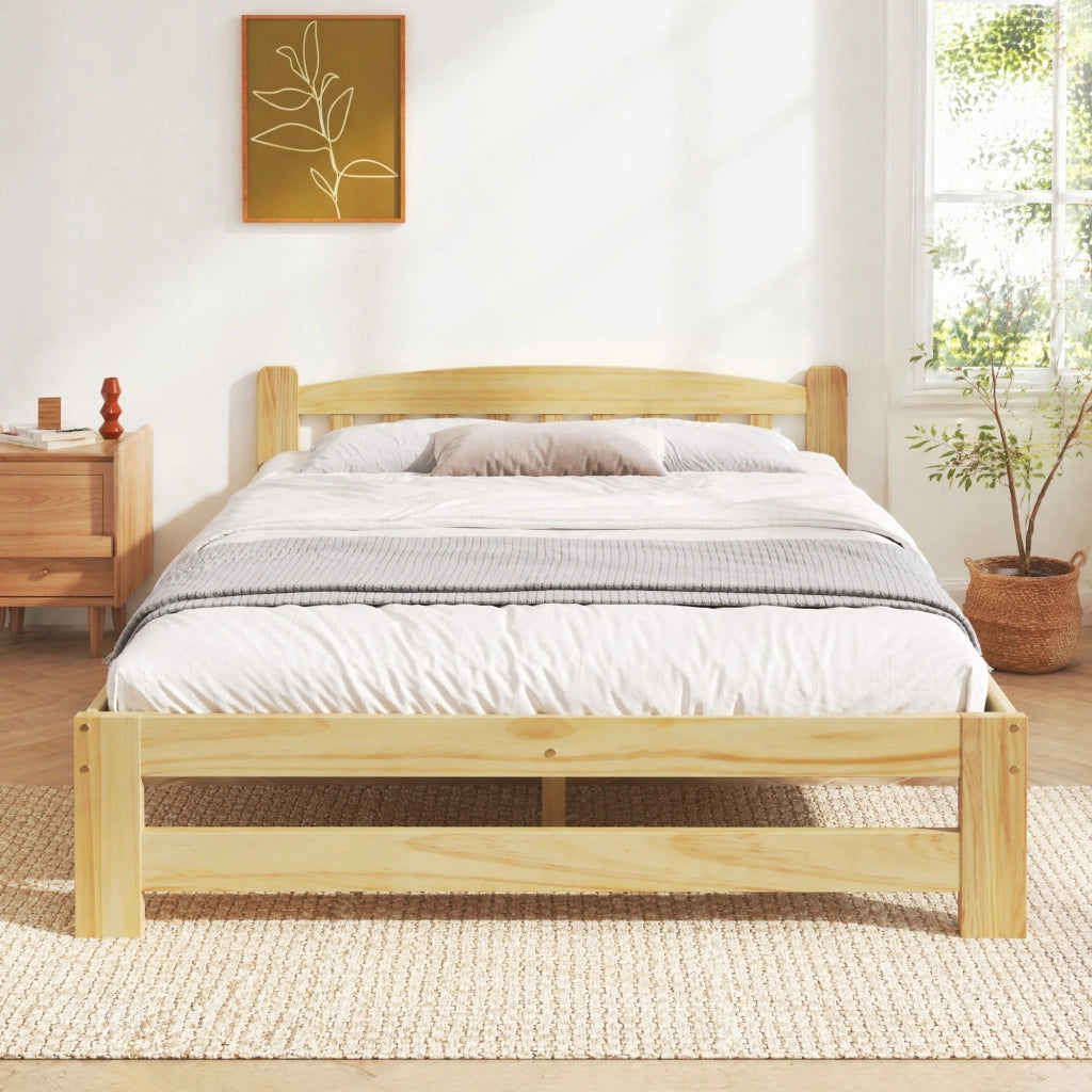 Letto matrimoniale 140x200 cm in legno massello di pino; colore naturale con testiera e doghe