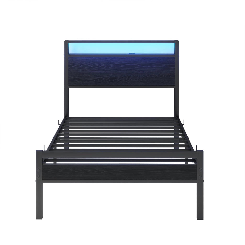 Letto singolo 90 × 200 cm con testiera a 2 ripiani; ricarica USB e presa; rete a doghe in metallo; nero