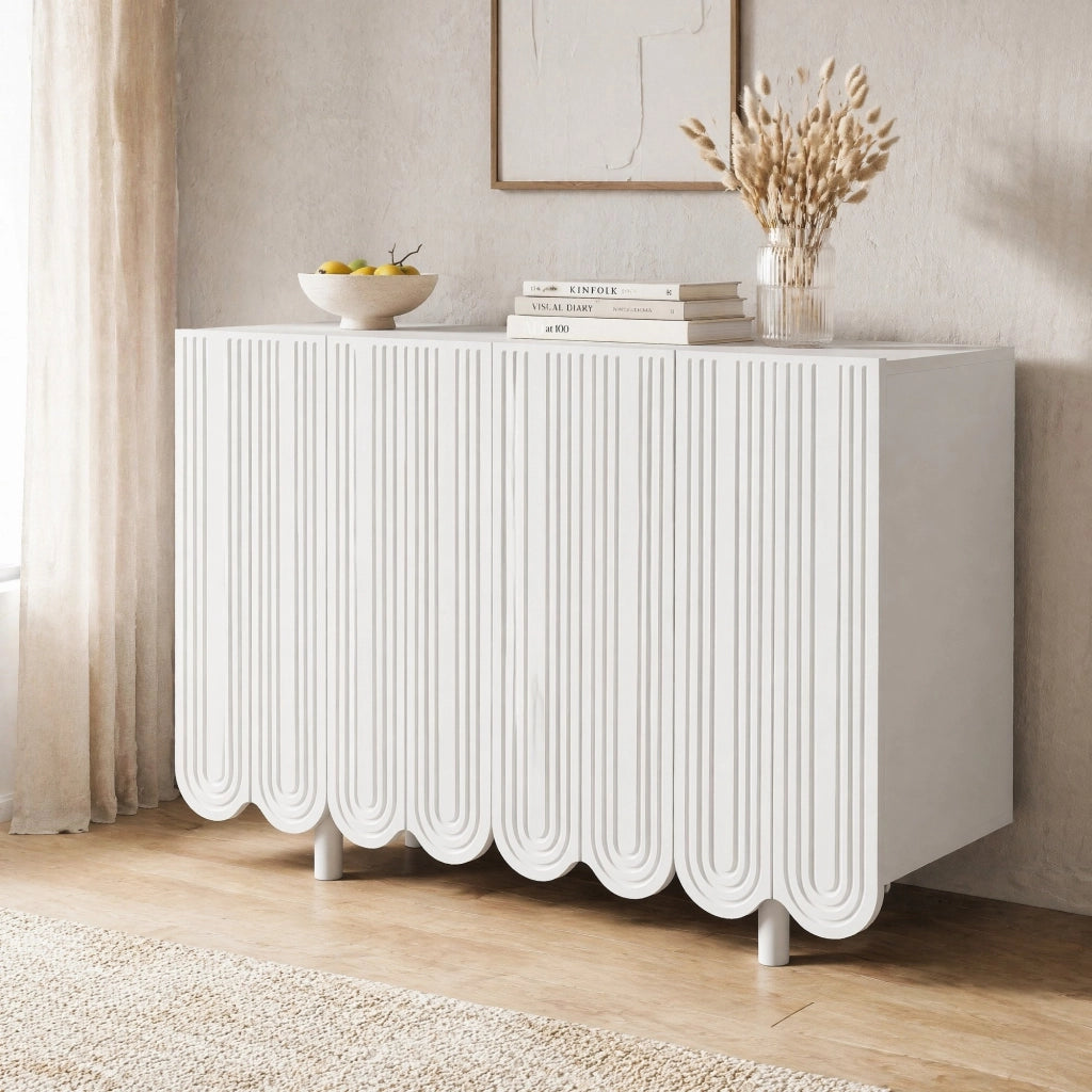 Credenza moderna bianca con ante intagliate a goccia