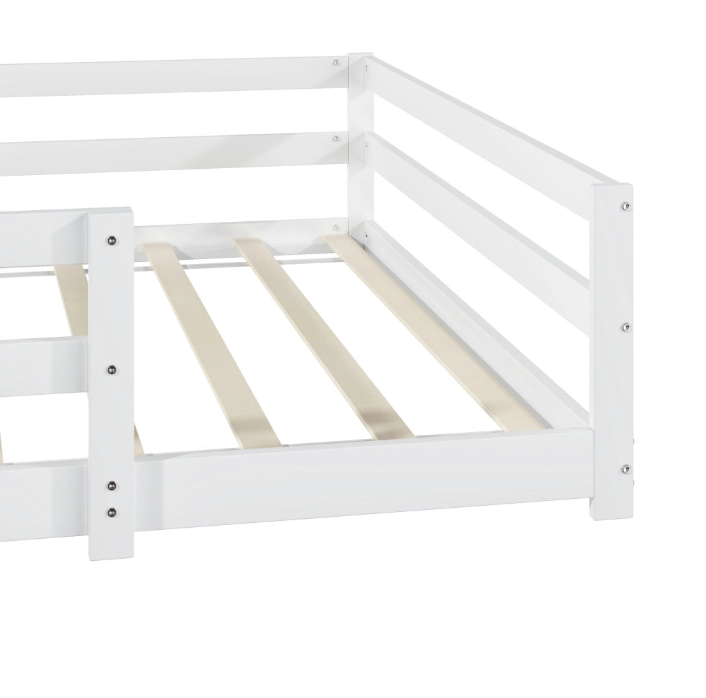 Letto Montessori a pavimento bianco in legno massello di pino 140x200 cm con sponde su 4 lati e rete a doghe integrata