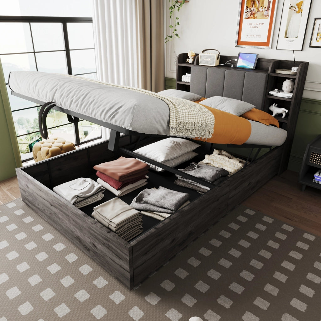 Letto contenitore 140 × 200 cm con testiera a ripiani MDF grigio prese USB e Type-C sollevamento idraulico