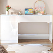 Scrivania con LED due cassetti e vano con anta in truciolare bianco lucido per home office 120 × 50 × 78 cm
