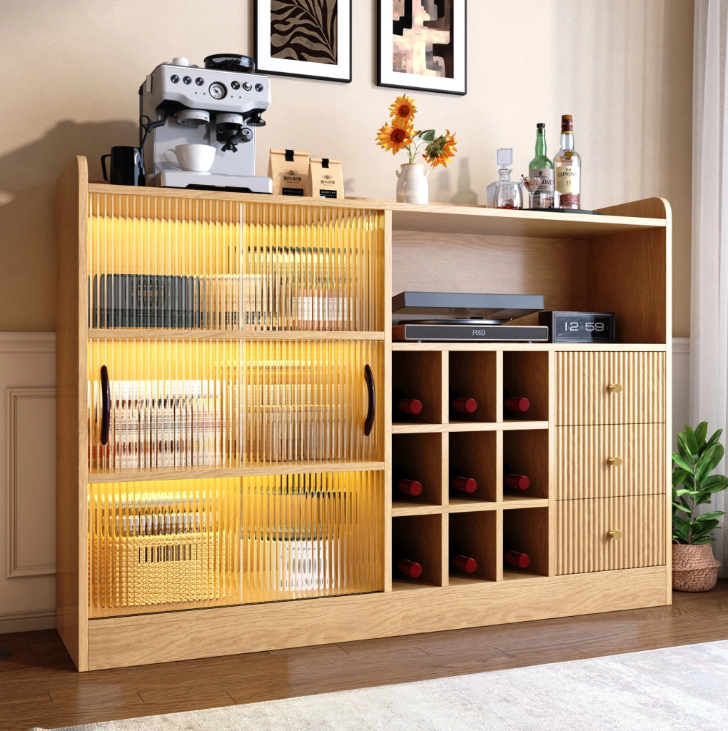 Mobile credenza portavino 120 cm con LED; ante scorrevoli in vetro e 3 cassetti; effetto legno naturale HOMVRA