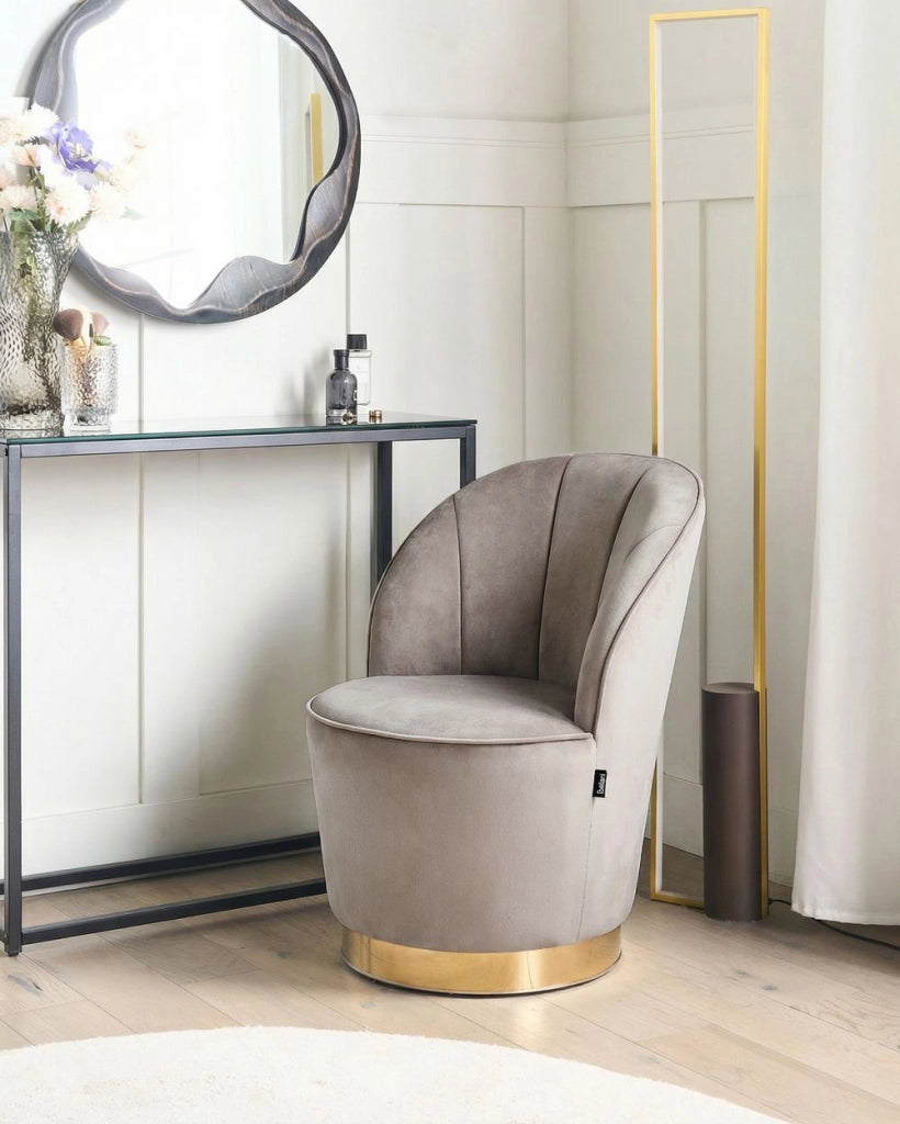 Poltrona in velluto beige con base in metallo dorato Sedia a vasca con tondo Glam Retro Living Room