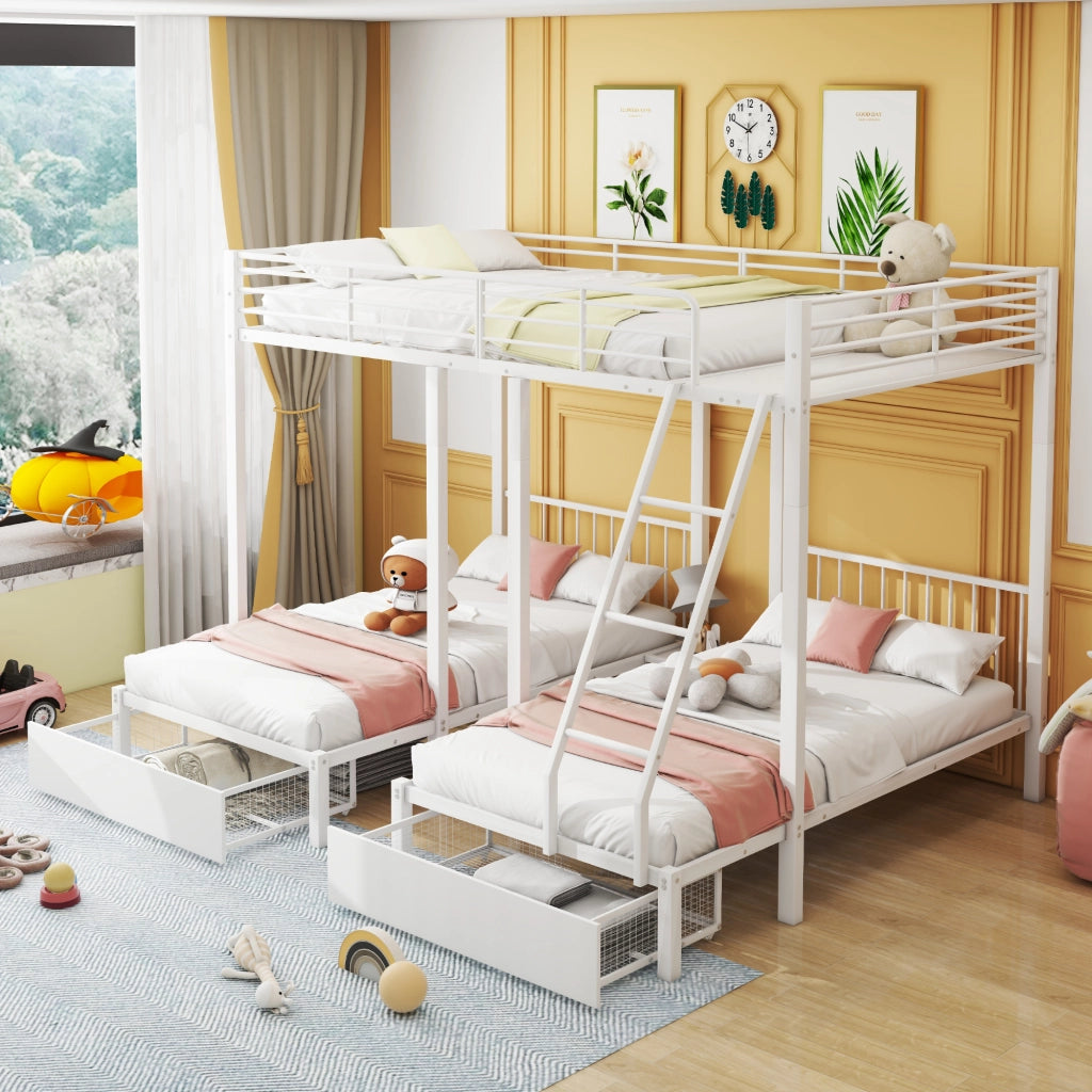 Letto a castello triplo in metallo bianco; 246 x 206 x 177;8 cm; letto matrimoniale 140 x 200 cm e due letti singoli 90 x 200 cm
