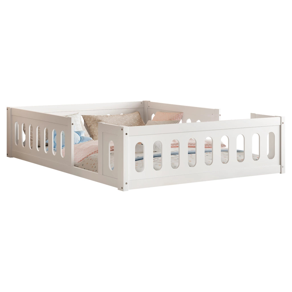 Letto a piattaforma 140 × 200 cm con recinto semichiuso in legno e MDF bianco; altezza 40 cm
