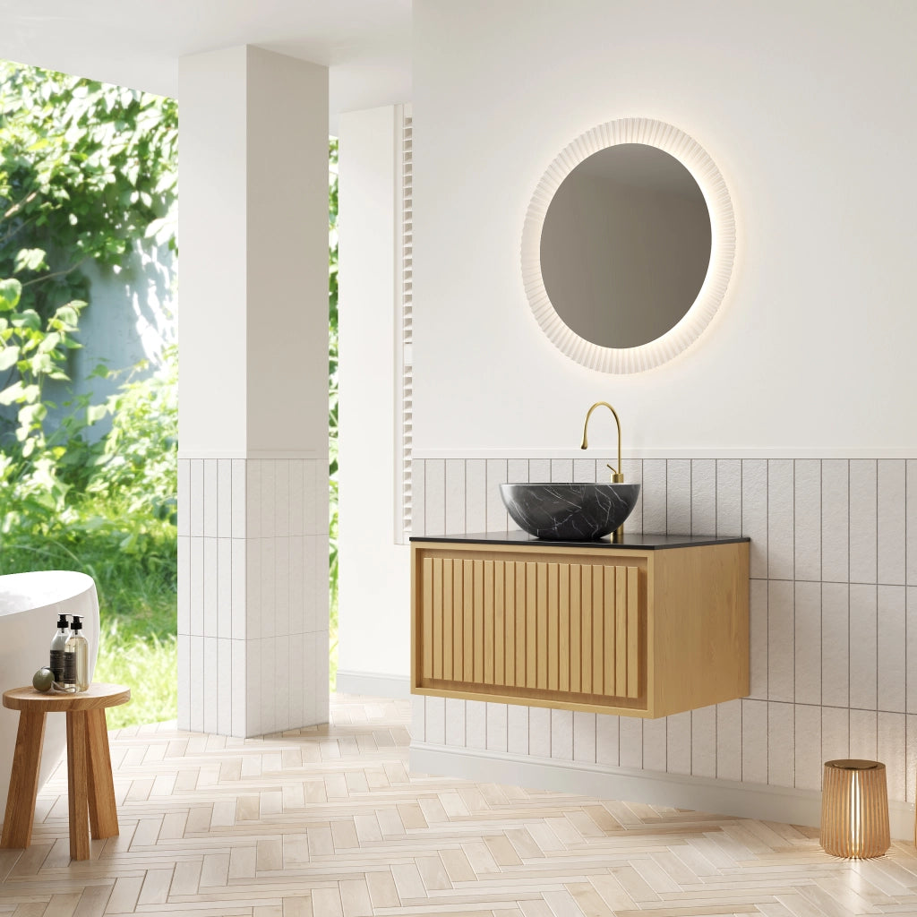Mobiletto con lavabo sospeso in ceramica effetto pietra con piano in pietra sinterizzata nero e cassetto rovere dorato