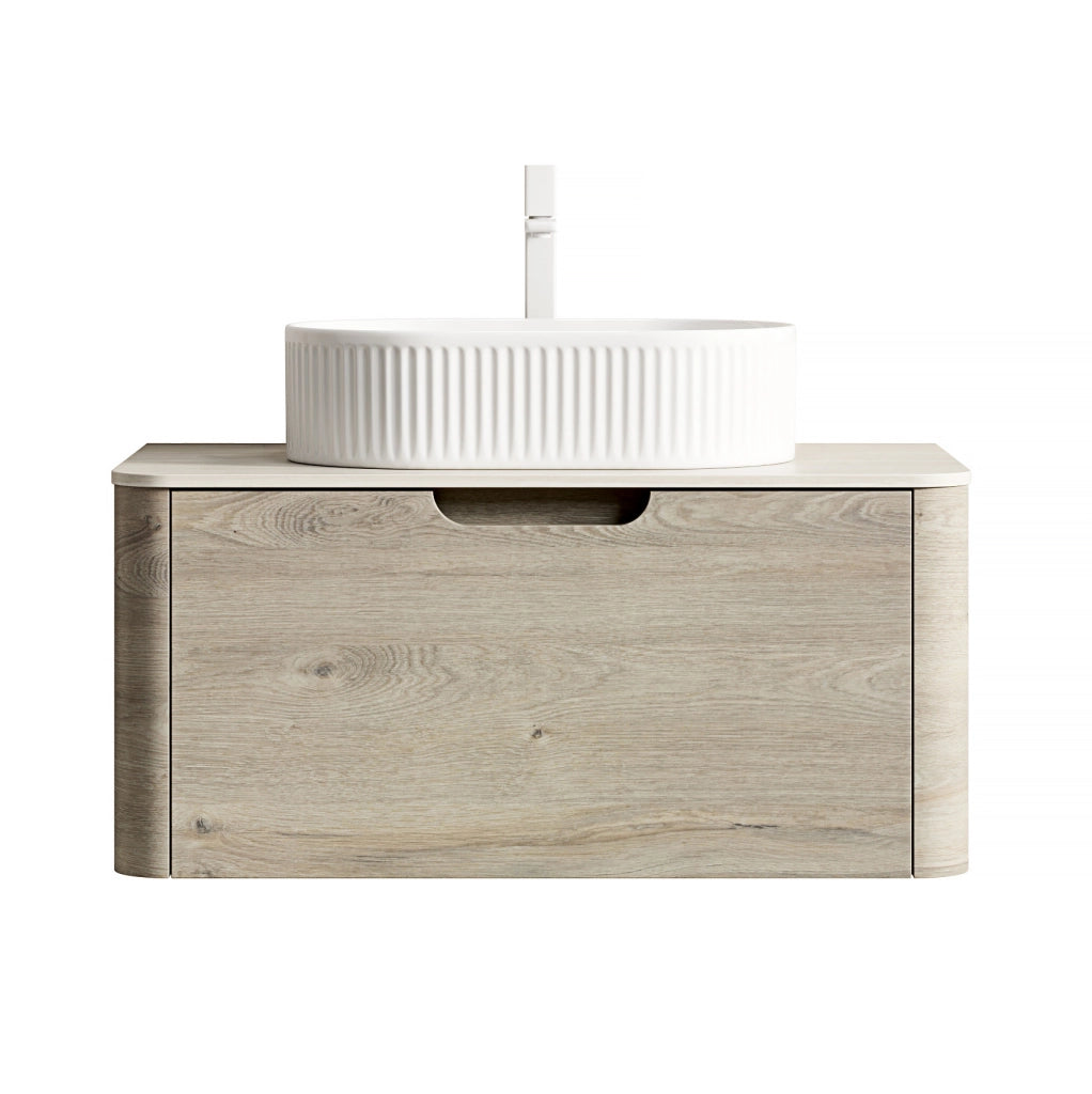 Mobile bagno sospeso 80 cm con lavabo ovale bianco in ceramica e piano in travertino sinterizzato, armadietto in multistrato effetto quercia crema con cassetto