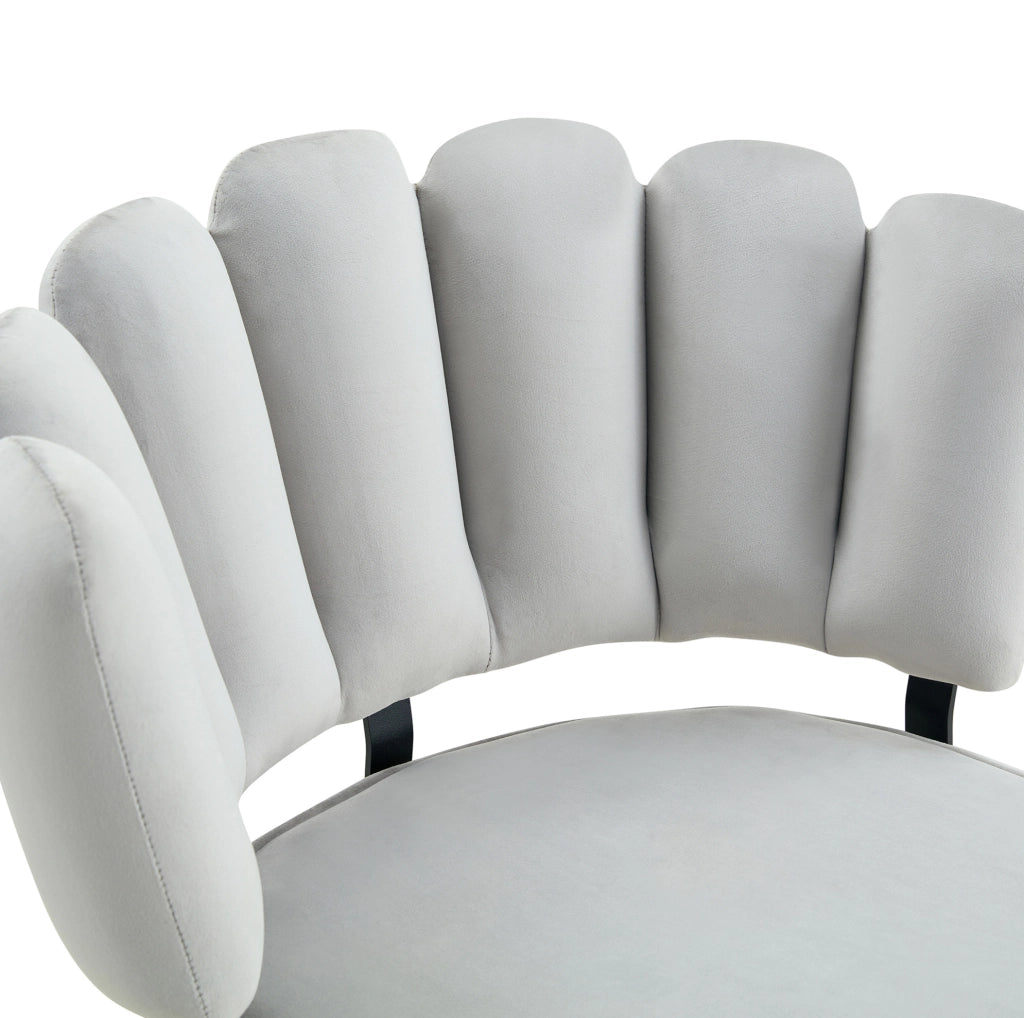 Set tavolo da pranzo rotondo Ø107 cm con 4 sedie in tessuto grigio chiaro e ripiani HOMVRA