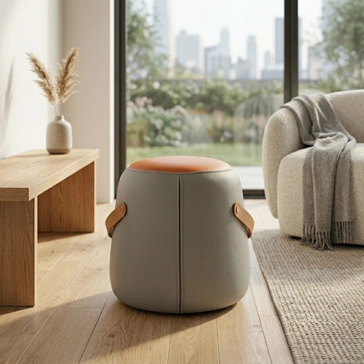 Pouf moderno imbottito con rivestimento in ecopelle grigio e arancione con maniglia in ecopelle marrone