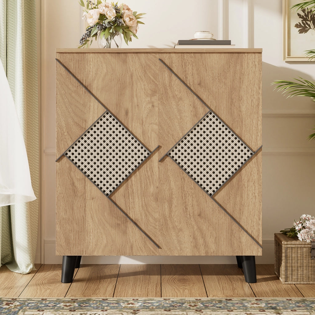 Scarpiera con ante chiuse e ripiani multipli in pannello truciolare effetto legno con gambe in PVC