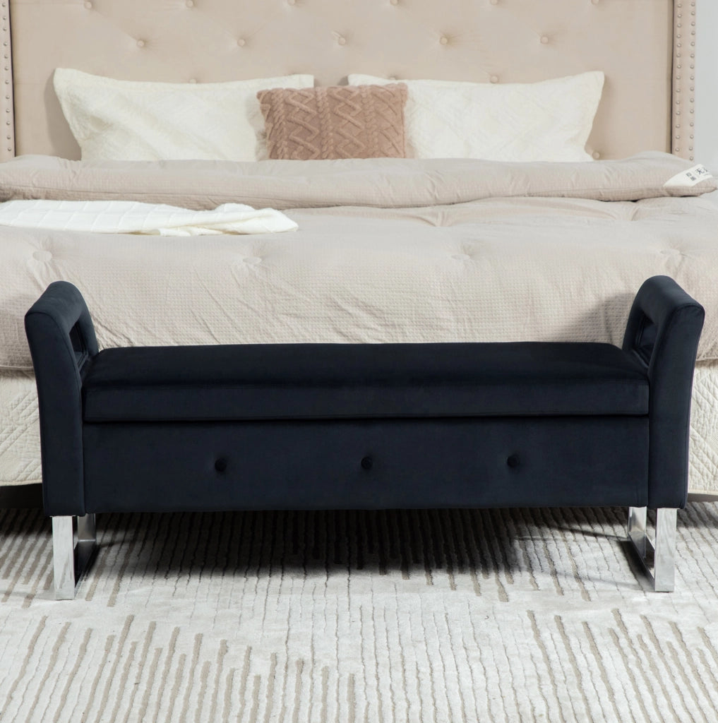 Pouf contenitore imbottito con braccioli in velluto nero e struttura in legno massello