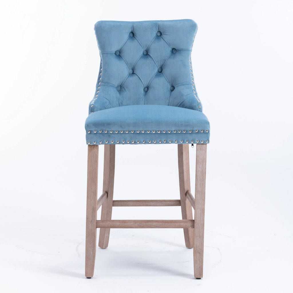 Sgabello da bar in velluto con schienale alto, rivetti decorativi e gambe in legno massello azzurro chiaro